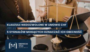 Złota waga szali ustawiona na błyszczącym blacie biurka. W rozmytym tle widoczne dwie osoby: jedna podpisuje dokument piórem, druga trzyma żółtą teczkę i wykonuje gest dłonią. Na grafikę nałożone dwa granatowe paski z białymi napisami: „KLAUZULE NIEDOZWOLONE W UMOWIE CHF” oraz „5 SYGNAŁÓW MOGĄCYCH OZNACZAĆ ICH OBECNOŚĆ”. W lewym dolnym rogu logotyp kancelarii Mędrecki Wilk i Wspólnicy.