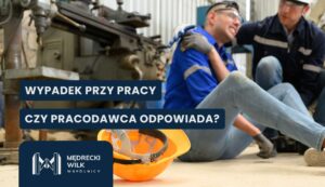 Wypadek w pracy, poszkodowany i osoba, która mu pomaga, na ziemi leży kask ochronny, napis "Wypadek przy pracy – czy pracodawca odpowiada?"