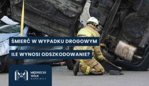 odszkodowanie-za-smierc-w-wypadku Strażak w piaskowym kombinezonie i kasku klęczy przy poważnie rozbitym, wywróconym na bok ciemnym samochodzie. Podwozie auta jest uniesione, a obok widoczny jest fragment innego zgniecionego pojazdu. Na grafikę nałożone dwa granatowe paski z białymi napisami: „ŚMIERĆ W WYPADKU DROGOWYM” oraz „ILE WYNOSI ODSZKODOWANIE?”. W lewym dolnym rogu logotyp kancelarii Mędrecki Wilk i Wspólnicy.