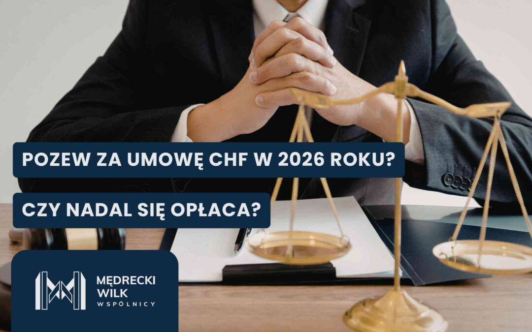 Mężczyzna w garniturze ze splecionymi dłońmi siedzi przy dębowym biurku. Na pierwszym planie widoczna jest złota waga sprawiedliwości oraz dokumenty w folderze. Na grafikę nałożone dwa granatowe paski z białymi napisami: „POZEW ZA UMOWĘ CHF W 2026 ROKU?” oraz „CZY NADAL SIĘ OPŁACA?”. W lewym dolnym rogu logotyp kancelarii Mędrecki Wilk i Wspólnicy.
