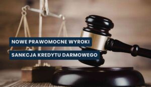 prawomocne-wyroki-sankcja-kredytu-darmowego Zbliżenie na ciemnobrązowy, drewniany młotek sędziowski ze złotym pierścieniem, oparty o podstawkę. W rozmytym tle po lewej stronie widoczna metalowa waga sprawiedliwości. Na grafikę nałożone dwa granatowe paski z białymi napisami: „NOWE PRAWOMOCNE WYROKI” oraz „SANKCJA KREDYTU DARMOWEGO”.