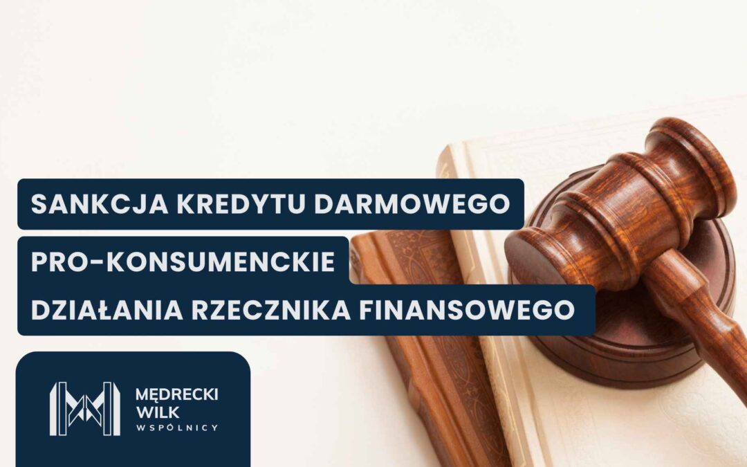 Drewniany młotek sędziowski spoczywający na podstawce, ułożony na zamkniętej książce w twardej oprawie o jasnych i brązowych odcieniach. Na grafikę nałożone trzy granatowe paski z białymi napisami: „SANKCJA KREDYTU DARMOWEGO”, „PRO-KONSUMENCKIE” oraz „DZIAŁANIA RZECZNIKA FINANSOWEGO”. W lewym dolnym rogu logotyp kancelarii Mędrecki Wilk i Wspólnicy.