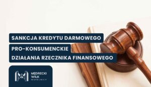 Drewniany młotek sędziowski spoczywający na podstawce, ułożony na zamkniętej książce w twardej oprawie o jasnych i brązowych odcieniach. Na grafikę nałożone trzy granatowe paski z białymi napisami: „SANKCJA KREDYTU DARMOWEGO”, „PRO-KONSUMENCKIE” oraz „DZIAŁANIA RZECZNIKA FINANSOWEGO”. W lewym dolnym rogu logotyp kancelarii Mędrecki Wilk i Wspólnicy.