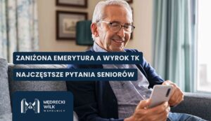 Uśmiechnięty starszy mężczyzna w okularach i niebieskim swetrze, siedzący na kanapie i korzystający ze smartfona. Na grafikę nałożone dwa granatowe paski z białymi napisami: „ZANIŻONA EMERYTURA A WYROK TK” oraz „NAJCZĘSTSZE PYTANIA SENIORÓW”. W lewym dolnym rogu logotyp kancelarii Mędrecki Wilk i Wspólnicy.