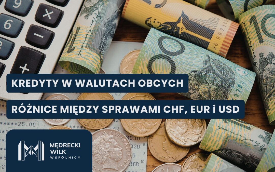 Zwijane w rulony kolorowe banknoty oraz rozrzucone monety leżące obok fragmentu kalkulatora biurowego i wydruku finansowego. Na grafikę nałożone dwa granatowe paski z białymi napisami: „KREDYTY W WALUTACH OBCYCH” oraz „RÓŻNICE MIĘDZY SPRAWAMI CHF, EUR i USD”. W lewym dolnym rogu logotyp kancelarii Mędrecki Wilk i Wspólnicy.