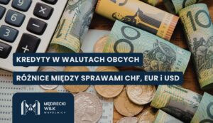 Zwijane w rulony kolorowe banknoty oraz rozrzucone monety leżące obok fragmentu kalkulatora biurowego i wydruku finansowego. Na grafikę nałożone dwa granatowe paski z białymi napisami: „KREDYTY W WALUTACH OBCYCH” oraz „RÓŻNICE MIĘDZY SPRAWAMI CHF, EUR i USD”. W lewym dolnym rogu logotyp kancelarii Mędrecki Wilk i Wspólnicy.