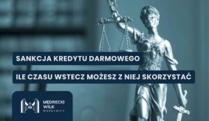 Srebrny posąg Temidy z zawiązanymi oczami, trzymającej wagę szali i miecz, na rozmytym tle biblioteki. Na grafikę nałożone są dwa granatowe paski z białymi napisami: „SANKCJA KREDYTU DARMOWEGO” oraz „ILE CZASU WSTECZ MOŻESZ Z NIEJ SKORZYSTAĆ”. W lewym dolnym rogu logotyp kancelarii Mędrecki Wilk i Wspólnicy.