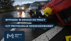 Miejsce wypadku drogowego na mokrej trasie w deszczowy dzień. Strażak w żółtym kasku pochyla się nad czerwonym samochodem leżącym na dachu. W tle widać inne uszkodzone auto oraz pachołki drogowe. Na grafikę nałożone granatowe paski z białymi napisami: „WYPADEK W DRODZE DO PRACY” oraz „CZY PRZYSŁUGUJE ODSZKODOWANIE?”. W lewym dolnym rogu logotyp kancelarii Mędrecki Wilk i Wspólnicy.