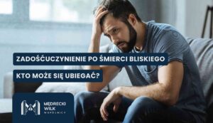 Zatroskany mężczyzna z brodą siedzi na szarej kanapie, trzymając się jedną ręką za czoło w geście bólu lub rozpaczy. Na grafikę nałożone dwa granatowe paski z białymi napisami: „ZADOŚĆUCZYNIENIE PO ŚMIERCI BLISKIEGO” oraz „KTO MOŻE SIĘ UBIEGAĆ?”. W lewym dolnym rogu logotyp kancelarii Mędrecki Wilk i Wspólnicy.