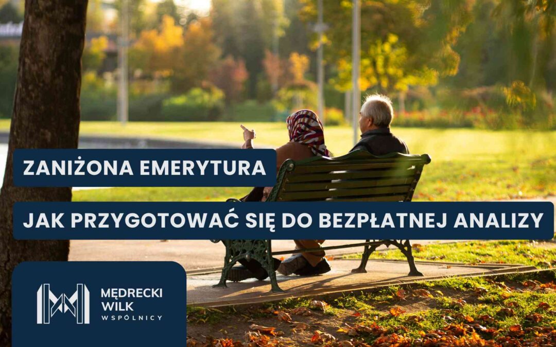 Starszy mężczyzna i kobieta siedzą na zielonej ławce w słonecznym parku, odwróceni tyłem. Kobieta wskazuje ręką przed siebie. Na grafikę nałożone są dwa granatowe paski z białymi napisami: „ZANIŻONA EMERYTURA” oraz „JAK PRZYGOTOWAĆ SIĘ DO BEZPŁATNEJ ANALIZY”. W lewym dolnym rogu logotyp kancelarii Mędrecki Wilk i Wspólnicy.