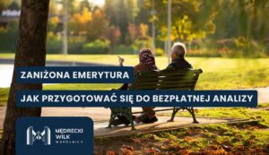 Starszy mężczyzna i kobieta siedzą na zielonej ławce w słonecznym parku, odwróceni tyłem. Kobieta wskazuje ręką przed siebie. Na grafikę nałożone są dwa granatowe paski z białymi napisami: „ZANIŻONA EMERYTURA” oraz „JAK PRZYGOTOWAĆ SIĘ DO BEZPŁATNEJ ANALIZY”. W lewym dolnym rogu logotyp kancelarii Mędrecki Wilk i Wspólnicy.