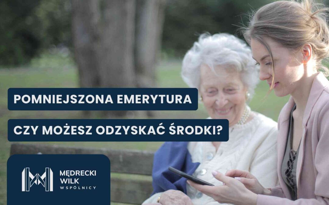 Two women on a park bench, a younger woman showing a smartphone to an older woman, with large dark blue banner texts in Polish reading 'POMNIEJSZONA EMERYTURA' and 'CZY MOŻESZ ODZYSKAĆ ŚRODKI?' and a logo at the bottom left.