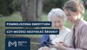 Two women on a park bench, a younger woman showing a smartphone to an older woman, with large dark blue banner texts in Polish reading 'POMNIEJSZONA EMERYTURA' and 'CZY MOŻESZ ODZYSKAĆ ŚRODKI?' and a logo at the bottom left.