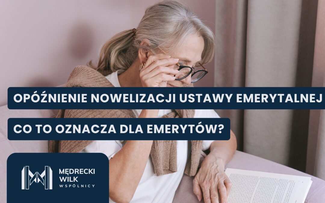 Dojrzała kobieta o siwiejących włosach spiętych w kucyk siedzi na jasnej kanapie, trzymając dłoń na okularach i czytając otwartą książkę. Na grafikę nałożone dwa granatowe paski z białymi napisami: „OPÓŹNIENIE NOWELIZACJI USTAWY EMERYTALNEJ” oraz „CO TO OZNACZA DLA EMERYTÓW?”. W lewym dolnym rogu logotyp kancelarii Mędrecki Wilk i Wspólnicy.