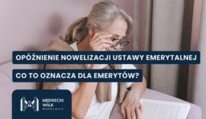 Dojrzała kobieta o siwiejących włosach spiętych w kucyk siedzi na jasnej kanapie, trzymając dłoń na okularach i czytając otwartą książkę. Na grafikę nałożone dwa granatowe paski z białymi napisami: „OPÓŹNIENIE NOWELIZACJI USTAWY EMERYTALNEJ” oraz „CO TO OZNACZA DLA EMERYTÓW?”. W lewym dolnym rogu logotyp kancelarii Mędrecki Wilk i Wspólnicy.
