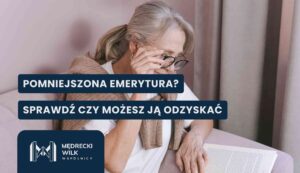 Kobieta w wieku emerytalnym analizująca dokumenty – grafika dotycząca pomniejszonej emerytury i możliwości odzyskania świadczenia.