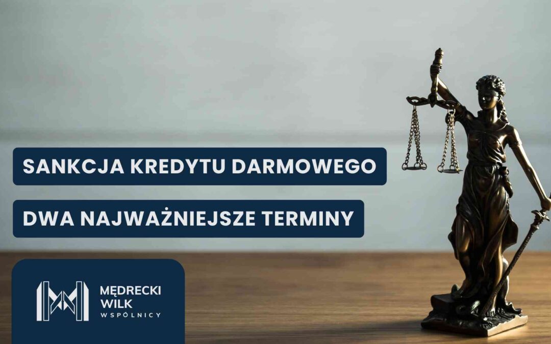 Po prawej stronie drewnianego blatu stoi rzeźba Temidy – ślepej bogini sprawiedliwości, trzymającej w dłoniach wagę oraz miecz. Tło jest jasne i minimalistyczne. Na grafikę nałożono dwa granatowe paski z białymi napisami: „SANKCJA KREDYTU DARMOWEGO” oraz „DWA NAJWAŻNIEJSZE TERMINY”. W lewym dolnym rogu logotyp kancelarii Mędrecki Wilk i Wspólnicy.