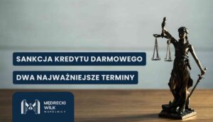 Po prawej stronie drewnianego blatu stoi rzeźba Temidy – ślepej bogini sprawiedliwości, trzymającej w dłoniach wagę oraz miecz. Tło jest jasne i minimalistyczne. Na grafikę nałożono dwa granatowe paski z białymi napisami: „SANKCJA KREDYTU DARMOWEGO” oraz „DWA NAJWAŻNIEJSZE TERMINY”. W lewym dolnym rogu logotyp kancelarii Mędrecki Wilk i Wspólnicy.