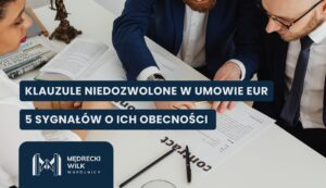 Widok z góry na trzy osoby w biznesowych strojach analizujące dokumenty z napisem „Contract” przy białym biurku. Mężczyzna w okularach wskazuje piórem treść umowy. Na grafikę nałożone dwa granatowe paski z białymi napisami: „KLAUZULE NIEDOZWOLONE W UMOWIE EUR” oraz „5 SYGNAŁÓW O ICH OBECNOŚCI”. W lewym dolnym rogu logotyp kancelarii Mędrecki Wilk i Wspólnicy.