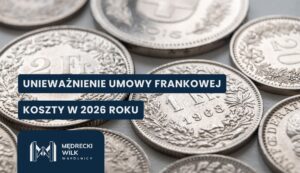 uniewaznienie-umowy-frankowej-koszty-2026 Zbliżenie na metalowe monety franków szwajcarskich (CHF) o różnych nominałach, w tym widoczna moneta jednofrankowa z 1968 roku oraz dwufrankowa. Na grafikę nałożone dwa granatowe paski z białymi napisami: „UNIEWAŻNIENIE UMOWY FRANKOWEJ” oraz „KOSZTY W 2026 ROKU”. W lewym dolnym rogu logotyp kancelarii Mędrecki Wilk i Wspólnicy.