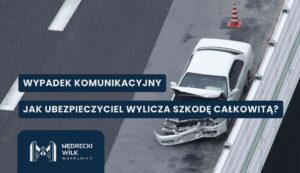 wypadek-komunikacyjny Aerial view of a white car with front damage next to a guardrail, overlaid by bold Polish titles: 'Wypadek komunikacyjny' and 'Jak ubezpieczyciel wylicza szkodę całkowitą?' with a dark blue banner and a logo in the corner.