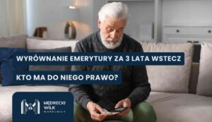Senior przeglądający portfel i dokumenty w domu – grafika dotycząca wyrównania emerytury za 3 lata wstecz oraz osób uprawnionych do świadczenia.