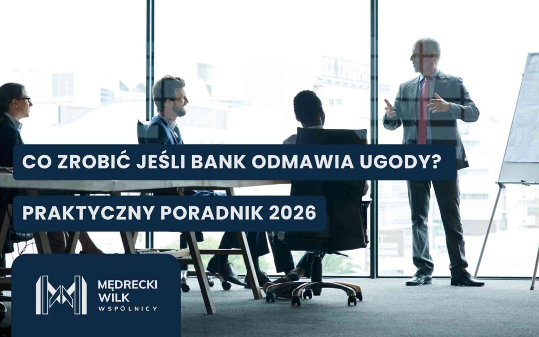 Conference room scene with a man presenting to seated colleagues; overlaid Polish titles read 'Co zrobić jeśli bank odmawia ugody?' and 'Praktyczny poradnik 2026'; company logo bottom left.