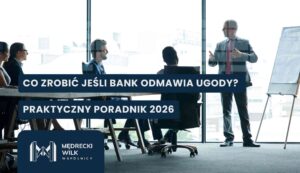 bank-odmawia-ugody-2026 Conference room scene with a man presenting to seated colleagues; overlaid Polish titles read 'Co zrobić jeśli bank odmawia ugody?' and 'Praktyczny poradnik 2026'; company logo bottom left.