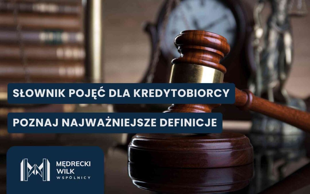 Młotek sędziowski na tle kancelarii, z napisem na grafice: „Słownik pojęć dla kredytobiorcy – poznaj najważniejsze definicje” oraz logo Mędrecki Wilk Wspólnicy.