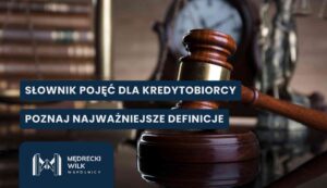 definicje-kredyt-konsumencki Młotek sędziowski na tle kancelarii, z napisem na grafice: „Słownik pojęć dla kredytobiorcy – poznaj najważniejsze definicje” oraz logo Mędrecki Wilk Wspólnicy.