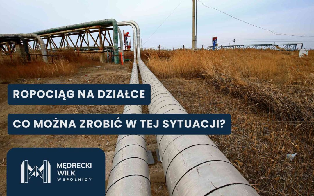 Rurociąg przebiegający przez działkę, z napisem na grafice: „Ropociąg na działce – co można zrobić w tej sytuacji?” oraz logo Mędrecki Wilk Wspólnicy.