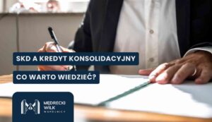 skd-a-kredyt-konsolidacyjny Osoba podpisująca dokument przy biurku, z napisem na grafice: „SKD a kredyt konsolidacyjny – co warto wiedzieć?” oraz logo Mędrecki Wilk Wspólnicy.