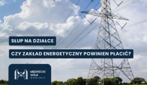 slup-energetyczny-na-dzialce Transmission tower against a cloudy sky with dark blue banners containing Polish text: 'SŁUP NA DZIAŁCE' and 'CZY ZAKŁAD ENERGETYCZNY POWINIEN PŁACIĆ?' with a company logo panel below.