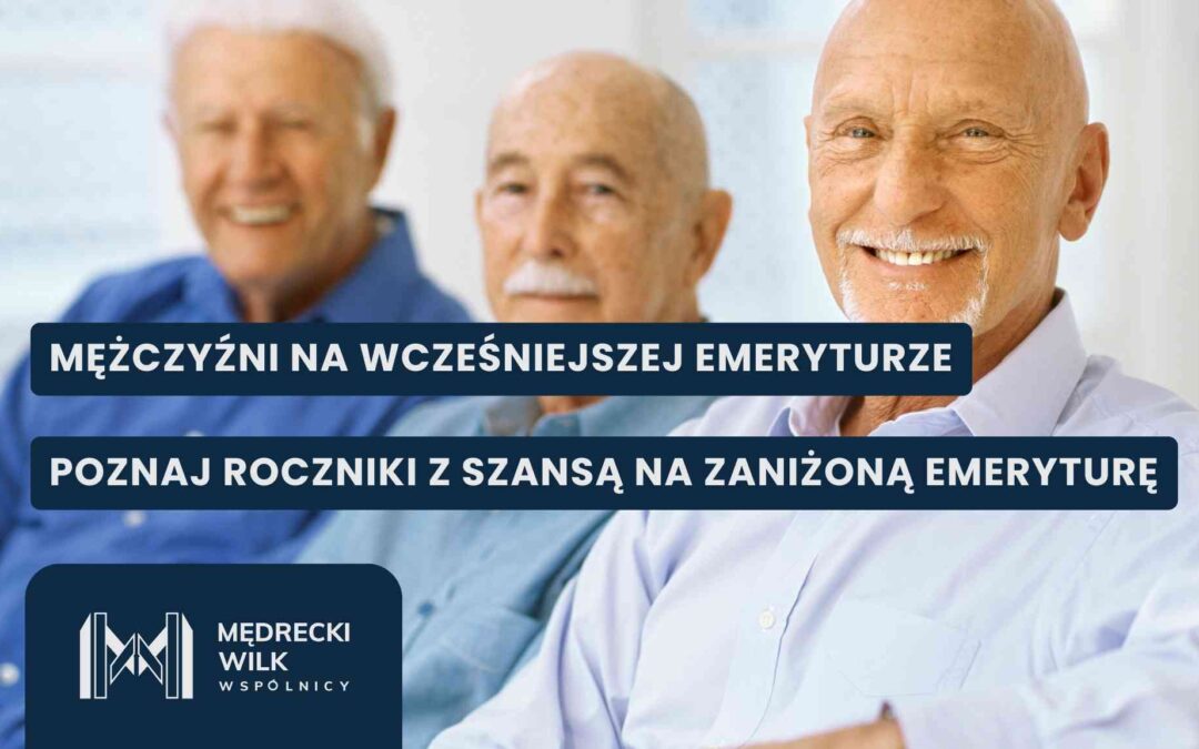 Grafika przedstawia trzech starszych mężczyzn siedzących obok siebie, z uśmiechniętym seniorem na pierwszym planie. Na grafice widnieje napis: „Mężczyźni na wcześniejszej emeryturze – poznaj roczniki z szansą na zaniżoną emeryturę” oraz logo kancelarii Mędrecki Wilk Wspólnicy.