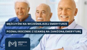 Grafika przedstawia trzech starszych mężczyzn siedzących obok siebie, z uśmiechniętym seniorem na pierwszym planie. Na grafice widnieje napis: „Mężczyźni na wcześniejszej emeryturze – poznaj roczniki z szansą na zaniżoną emeryturę” oraz logo kancelarii Mędrecki Wilk Wspólnicy.