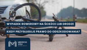 wypadek-rowerowy-odszkodowanie Rower leżący na jezdni po wypadku, w tle widoczny samochód. Na grafice znajduje się napis: „Wypadek rowerowy na ścieżce lub drodze – kiedy przysługuje prawo do odszkodowania?” oraz logo Mędrecki Wilk Wspólnicy.