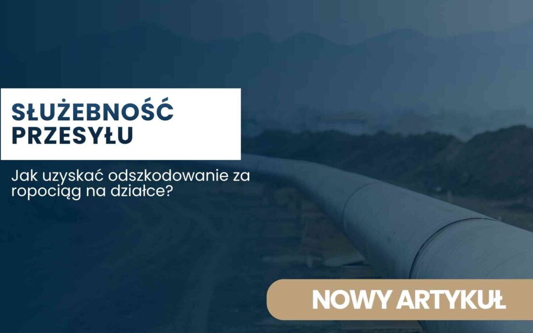 Banner with bold Polish title 'Służebność przesyłu' on a white block, subtitle 'Jak uzyskać odszkodowanie za ropociąg na działce?' on a dark blue background featuring an airplane wing.