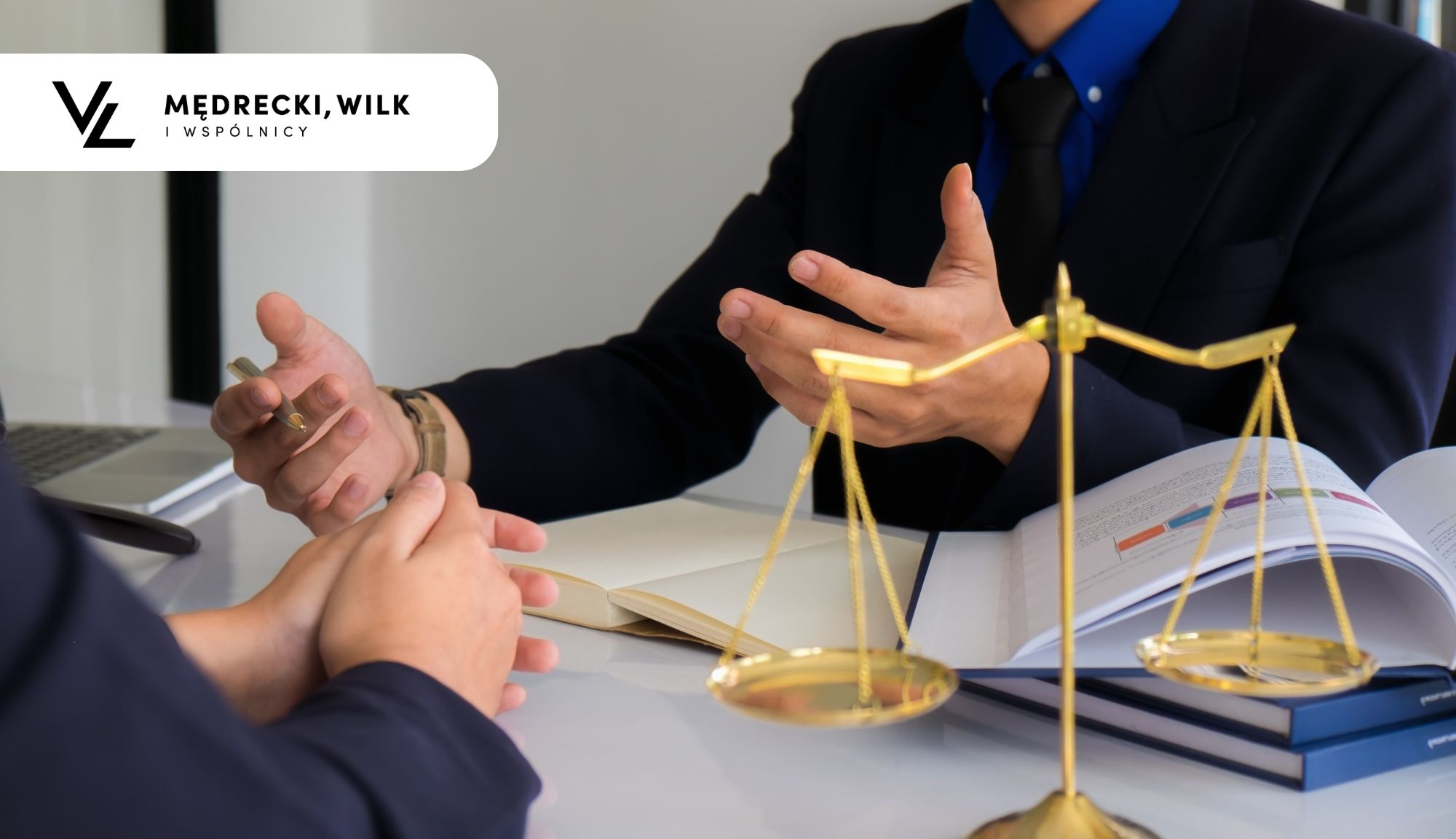 Zbliżenie na starszego mężczyznę, który przytrzymuje swoje okulary, które ma założone na nosie i czyta dokumenty